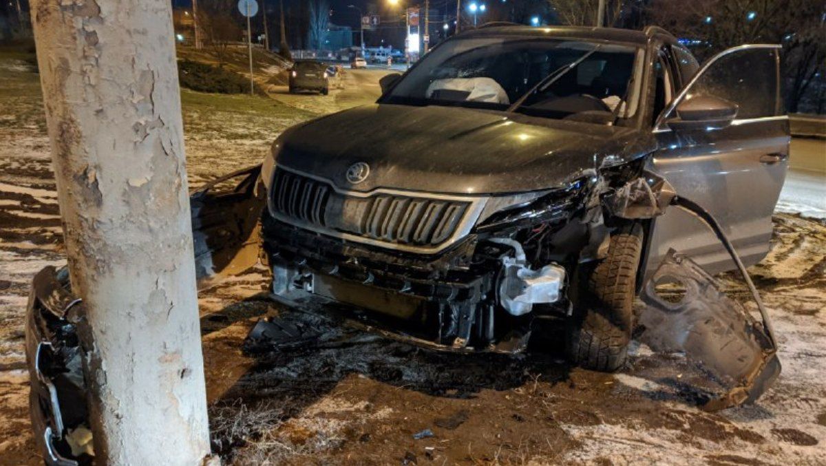 В Киеве на бульваре Дружбы Народов Skoda врезалась в столб: за рулем была беременная женщина