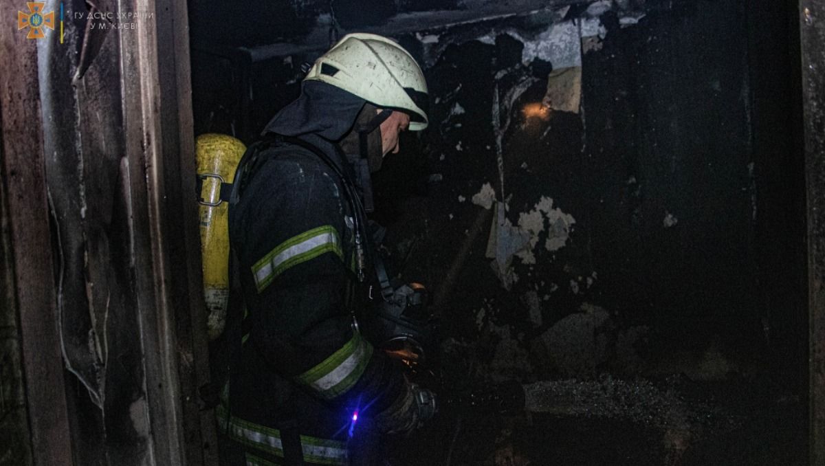 В Киеве в горящей многоэтажке на Оболони погиб мужчина