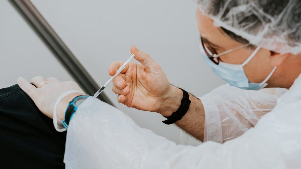 Для чего нужна бустерная доза вакцины против COVID-19