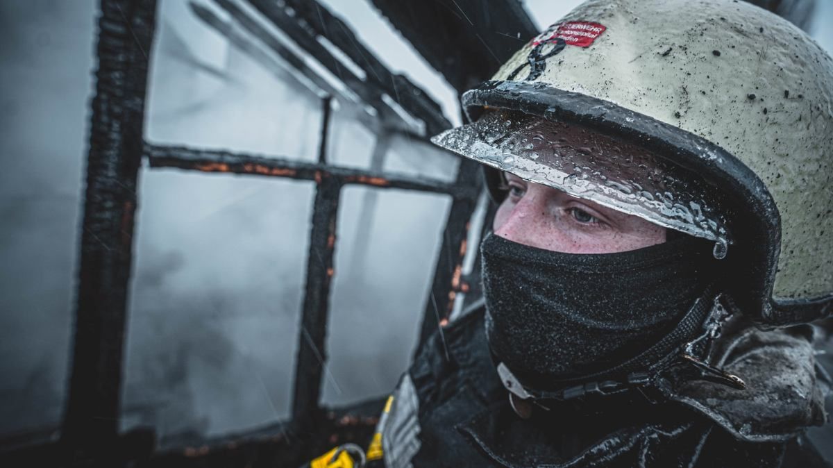 В Киеве во время пожара в частном доме спасли троих человек