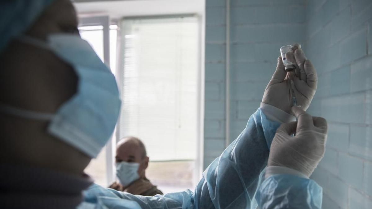 Вакцинация от COVID-19: в чем разница между бустерной и дополнительной дозой