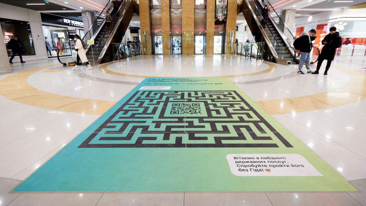 В Киеве в ТРЦ Gulliver появился огромный лабиринт с QR-кодом: что он значит
