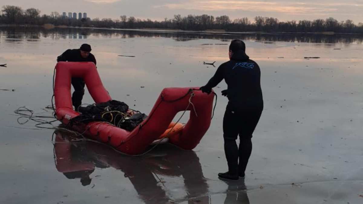 В Киеве мужчина провалился под лед в заливе: его тело доставали спасатели