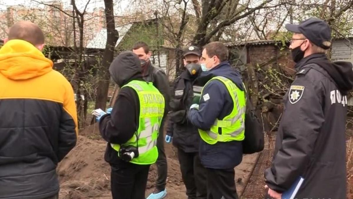 В Киеве мужчина во время пьянки убил друга и закопал тело во дворе своего дома: приговор суда