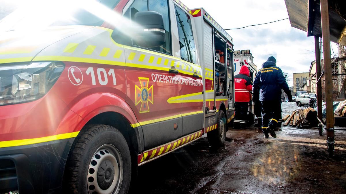 В Киеве на мужчину раздавило 9-тонным станком: его тело доставали спасатели