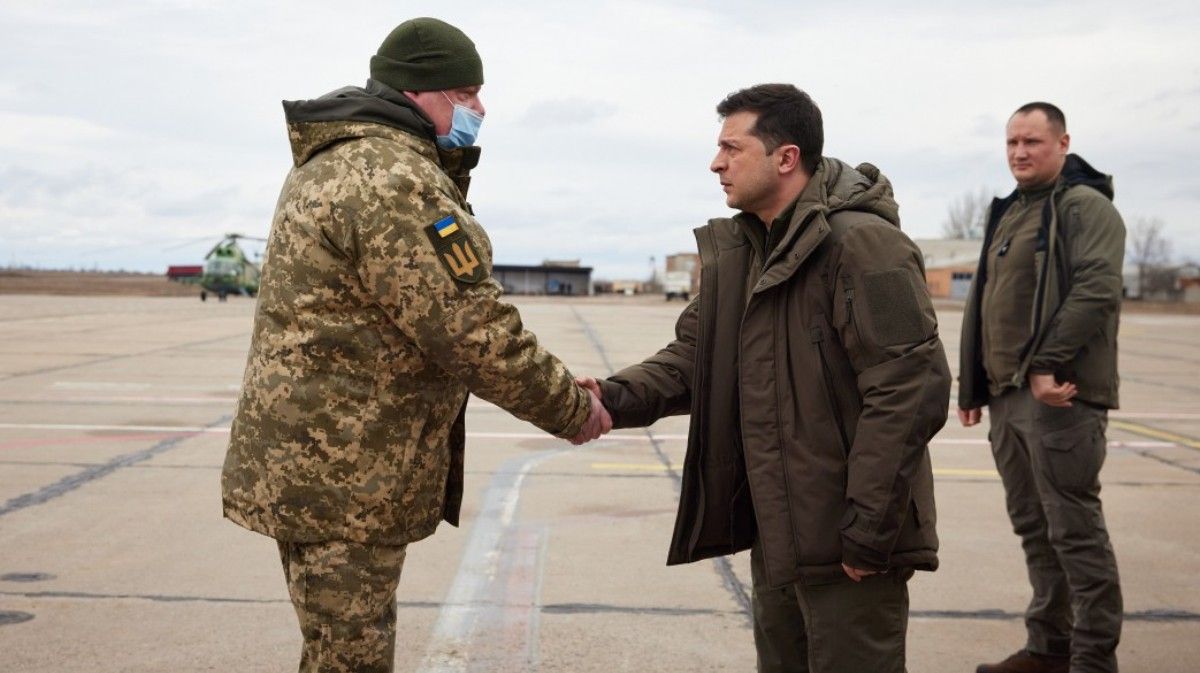 Зеленский объявил 16 февраля Днем Единения и поднял военным зарплаты на 30 процентов