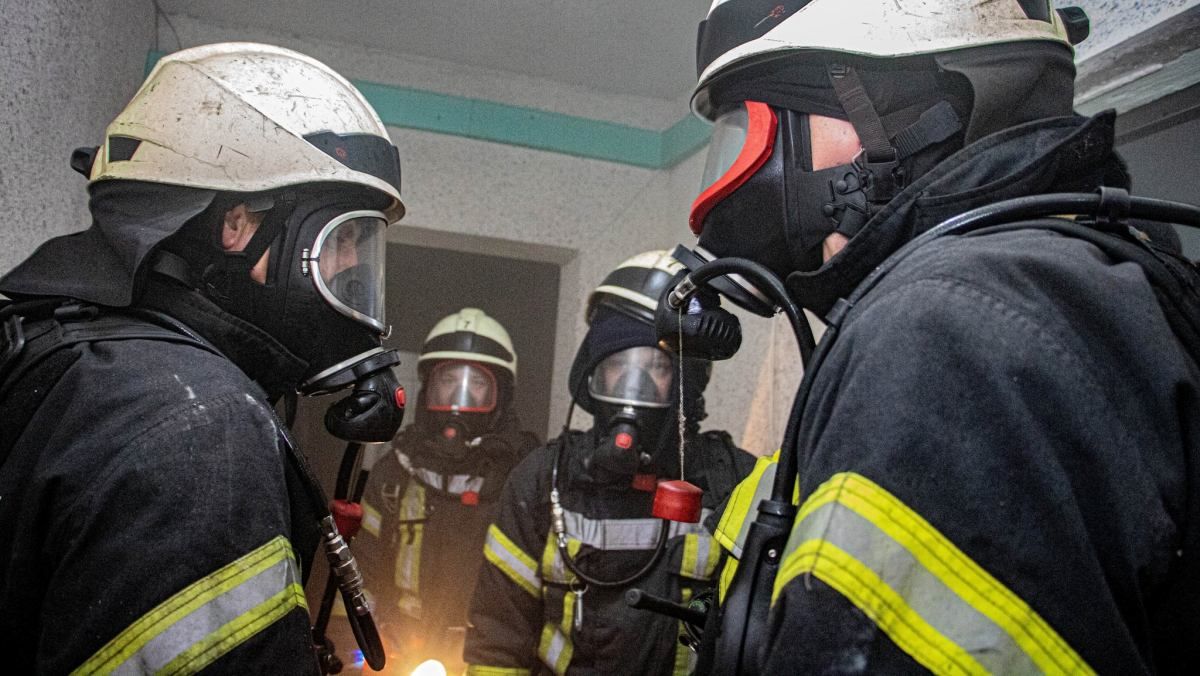 В Киеве на Подоле загорелась квартира: до приезда спасателей женщину вытащил из пылающего балкона очевидец пожара