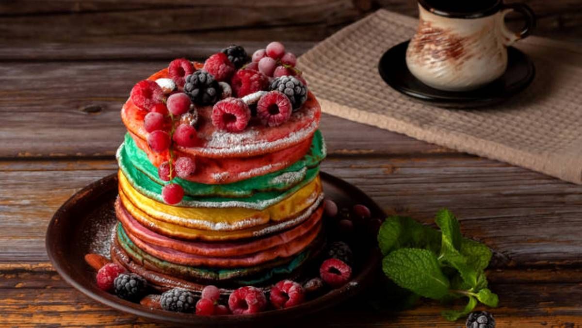 Зеленые, яблочные, свекольные: топ необычных рецептов блинов на Масленицу 2022