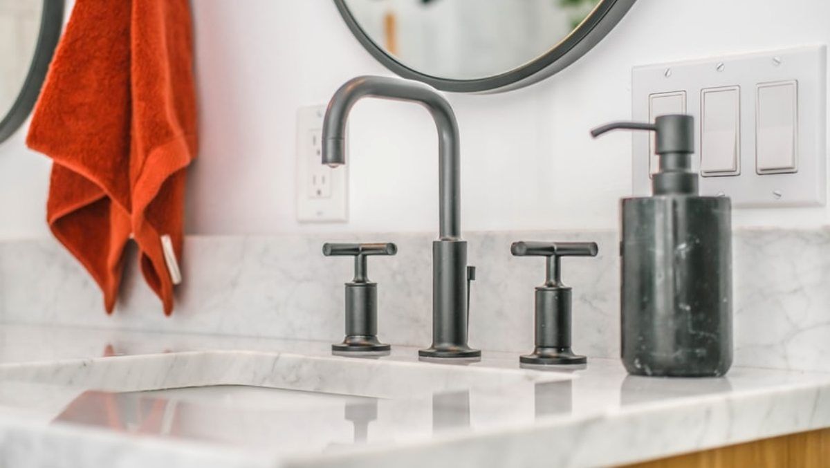 В Киеве десятки домов остались без воды из-за аварий и плановых ремонтов: кому сделать запасы на выходные