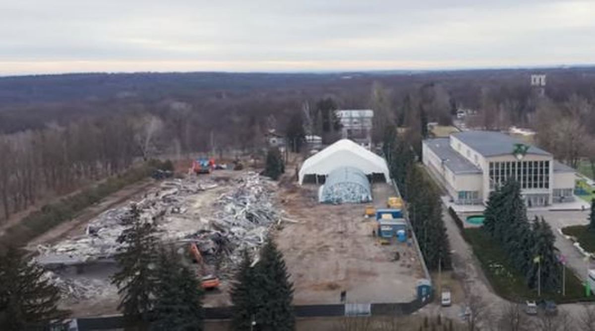 В Киеве на ВДНГ снесли павильон №19: как сейчас выглядит территория. Видео с высоты