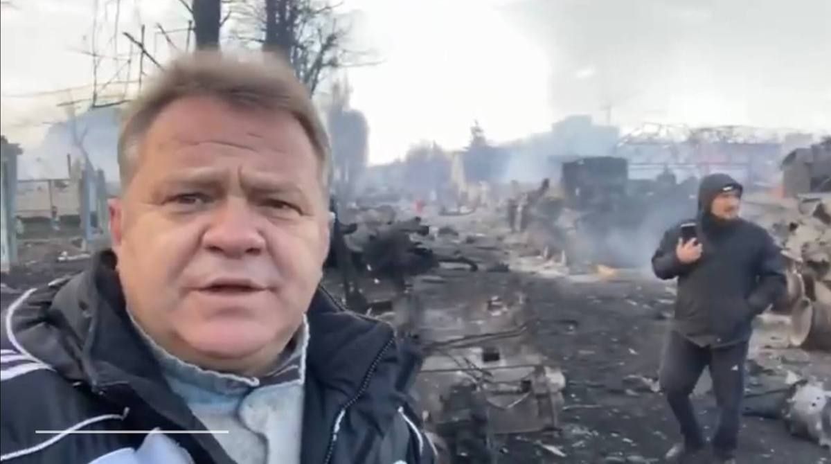 Все отстроим: мэр Бучи показал разбитую технику оккупанта на улицах города