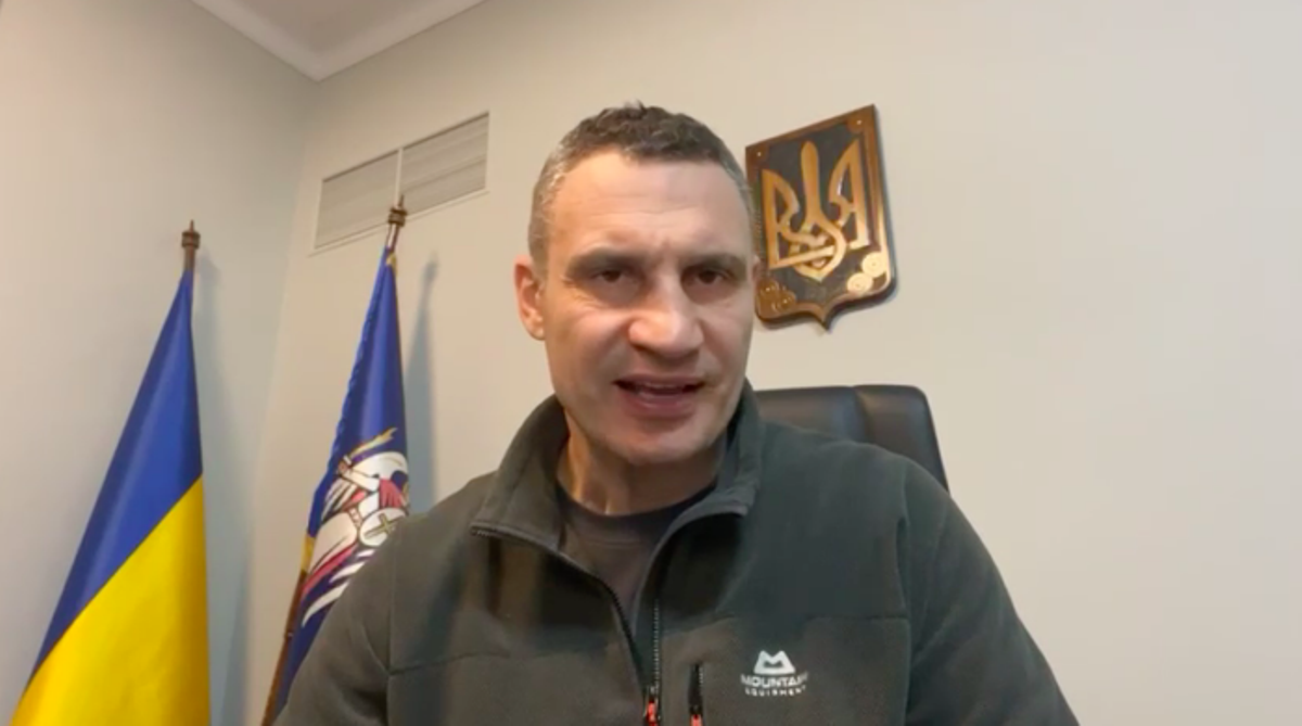 В Киеве во дворы попали снаряды, попадание в райотдел полиции Подола и на ЖД вокзале: Кличко