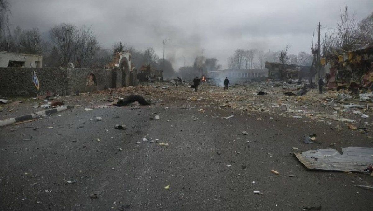 Из подвалов разрушенной Бородянки удалось эвакуировать несколько сотен человек