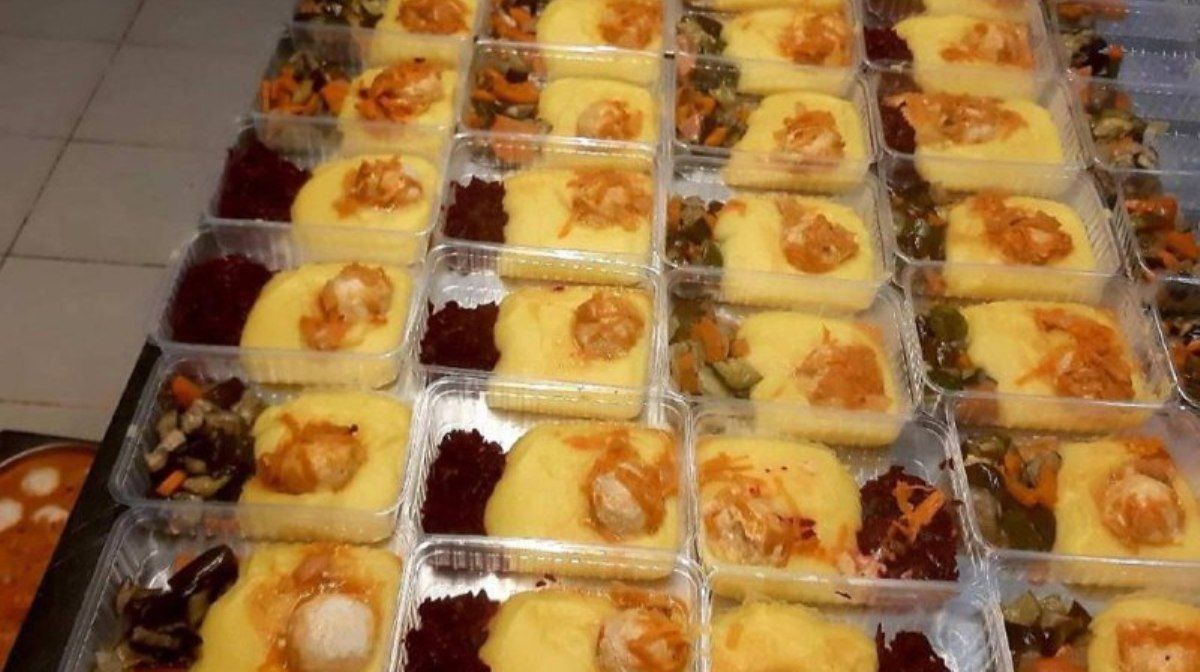 В Киеве объединились рестораны, кейтеринг, перевозчики, волонтеры и готовят тысячи обедов каждый день: как получить помощь или присоединиться