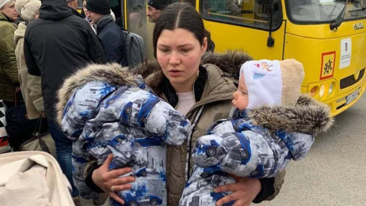 Эвакуация из Ворзеля: из Киевского городского дома ребенка вывезли всех детей и воспитателей