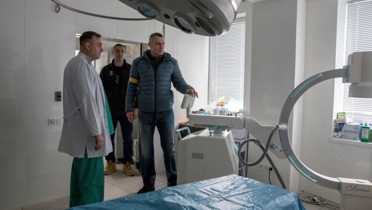 Персонал больниц Киева живет на работе: одна из них стала опорным госпиталем для раненых в боях