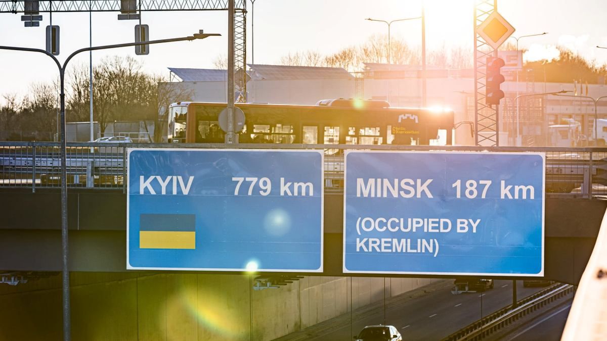 До свободного Киева: мэр Вильнюса опубликовал фото нового дорожного знака в городе