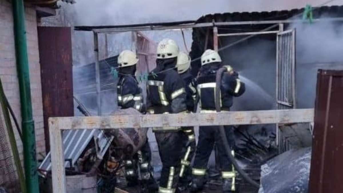 Под Киевом во время обстрела загорелся жилой дом