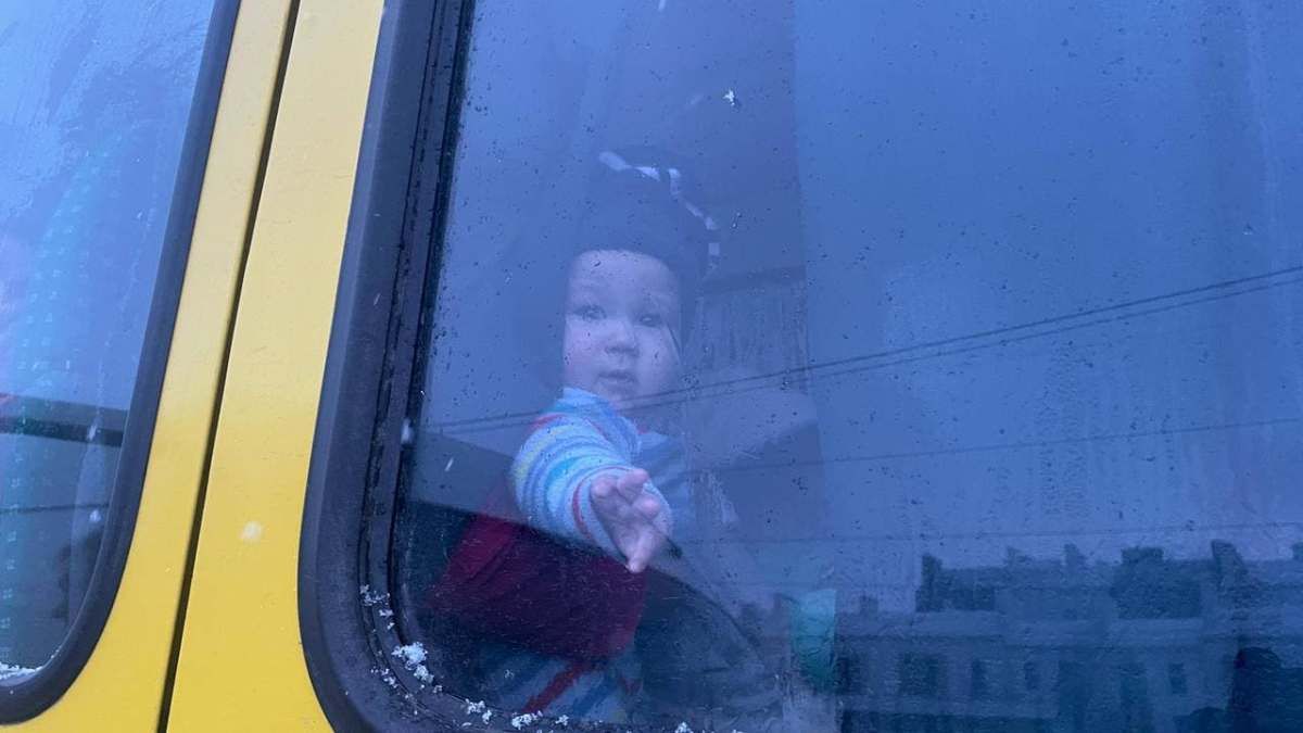 Сколько детей и людей с инвалидностью эвакуировали из Киева в Европу: когда восстановят рейсы