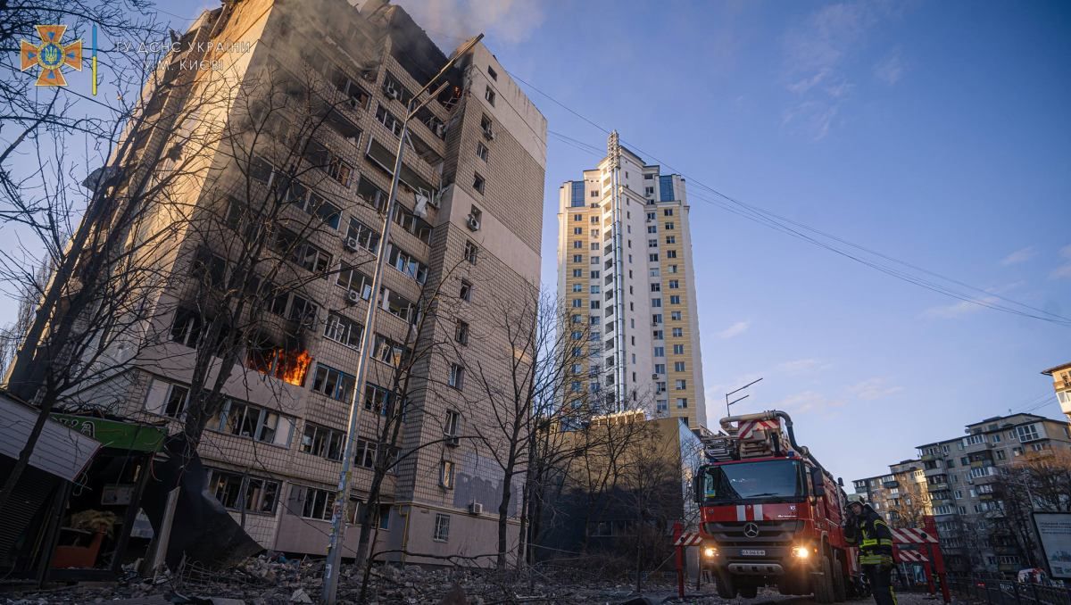 В Киеве еще один снаряд прилетел в жилую многоэтажку: поиск людей и спасательная операция продолжается