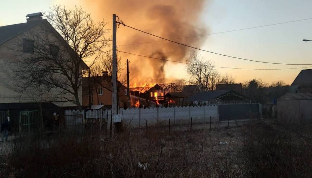 В Киеве снова обстреляли город: сгорели частные дома в Подольском районе