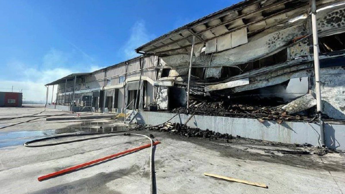Оккупанты обстреляли жилые дома в Новых Петровцах под Вышгородом: загорелось предприятие
