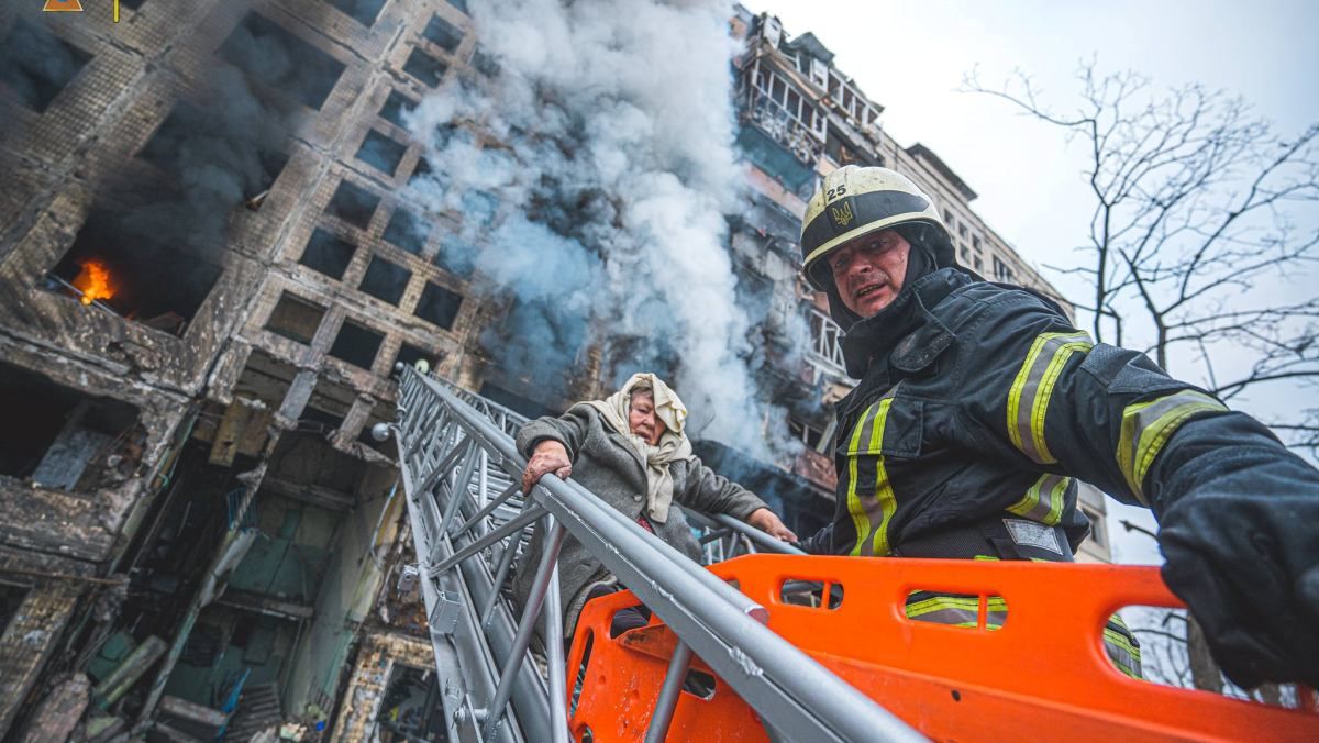 Они первыми спасают украинцев там, где падают ракеты оккупанта: спасибо ГСЧС