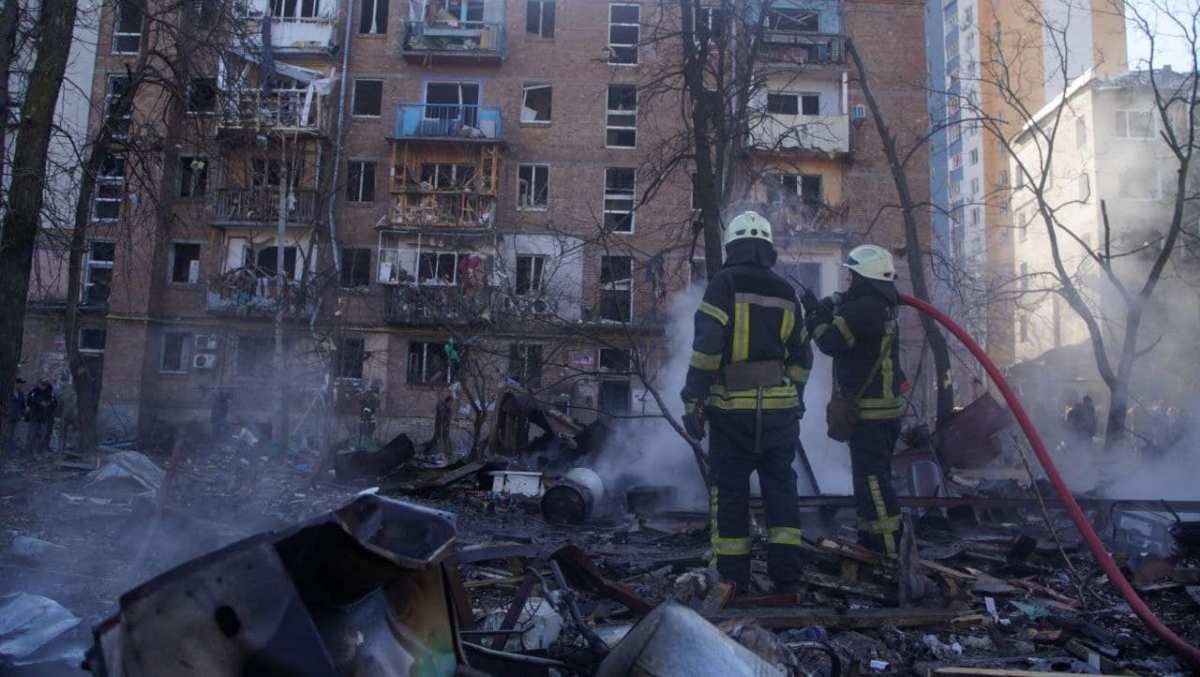 В Киеве снова обстреляли Подольский район: в разрушенной многоэтажке есть жертвы