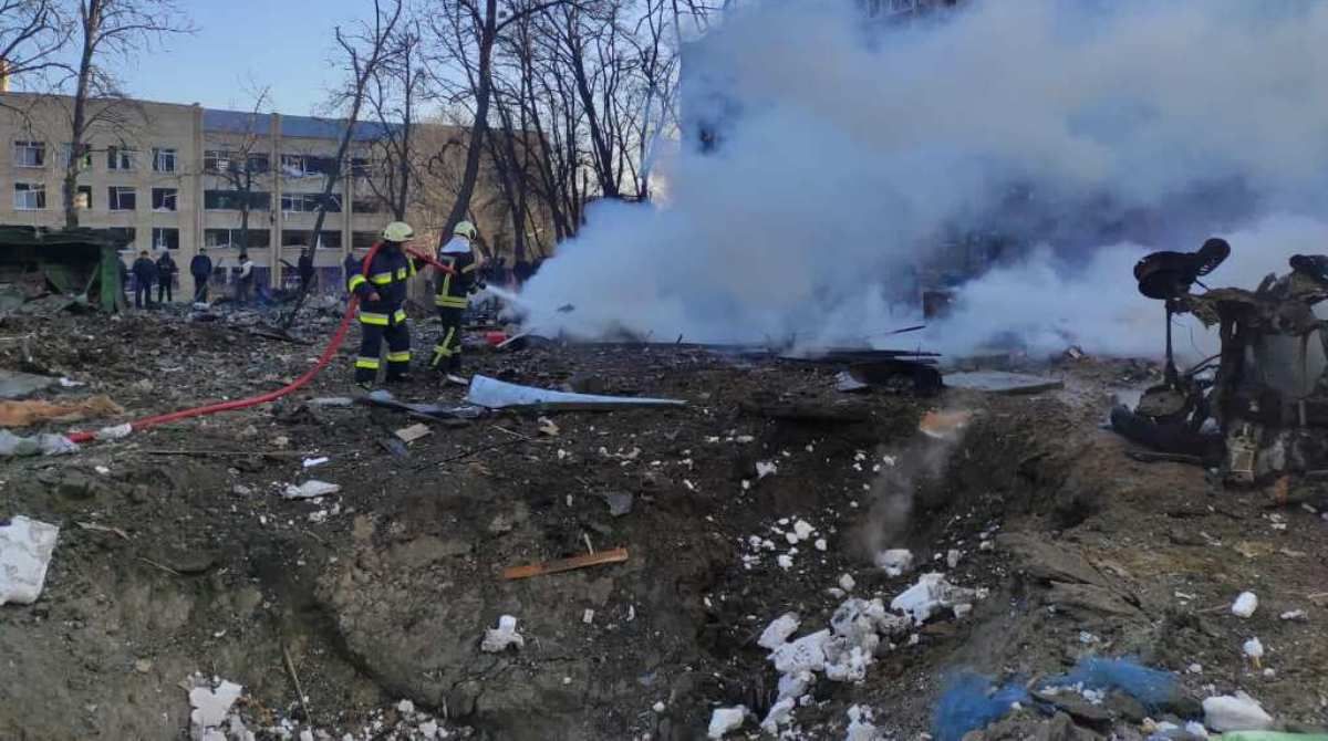 В Киеве под обстрелами на Виноградаре разорвало теплосеть: коммунальщики вернули отопление в 11 домов
