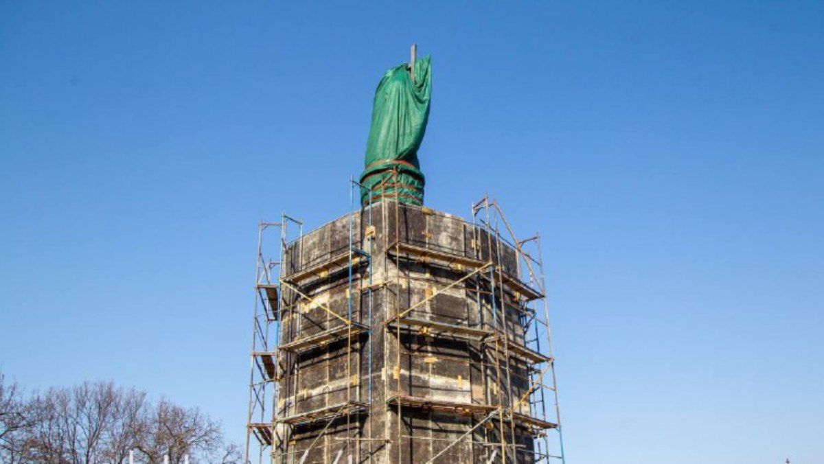 В Киеве укрепляют памятники от обстрелов: как можно помочь