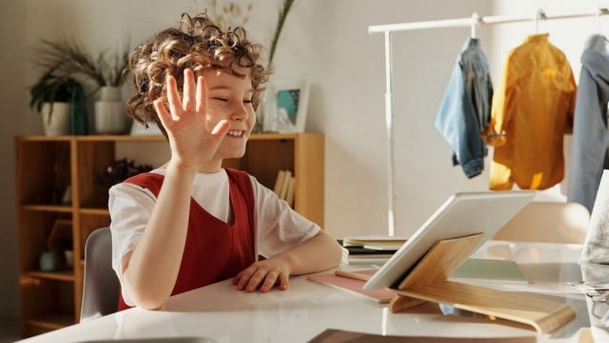 В Киеве возобновляют учебный процесс в школах: когда и как будет проходить