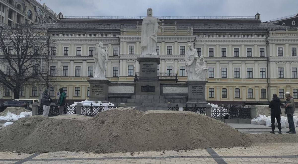 В Киеве укрепили памятники Богдану Хмельницкому, Княгини Ольге и Николаю Лысенко: как помочь спасти культурное наследие