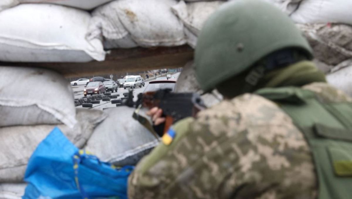 Могут ли раздавать повестки на блокпостах, насколько это законно и что делать украинцам