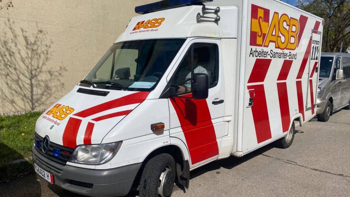 Мюнхен передал Киеву 12 реанимобилей