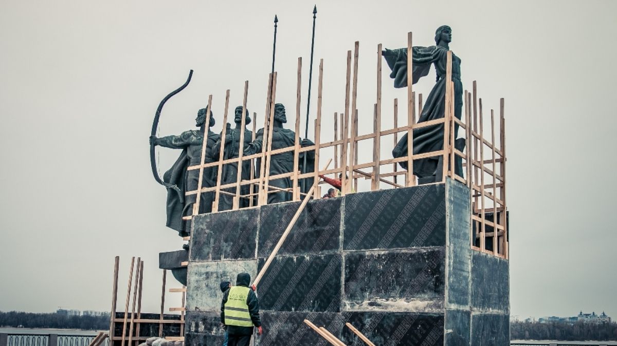 В Киеве защитили от обстрелов памятник основателям в Наводницком парке