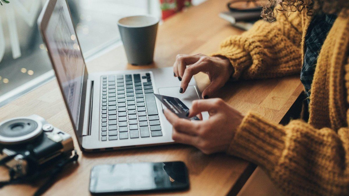 Павербанки, генераторы и танки: что ищут и покупают в интернете украинцы во время войны