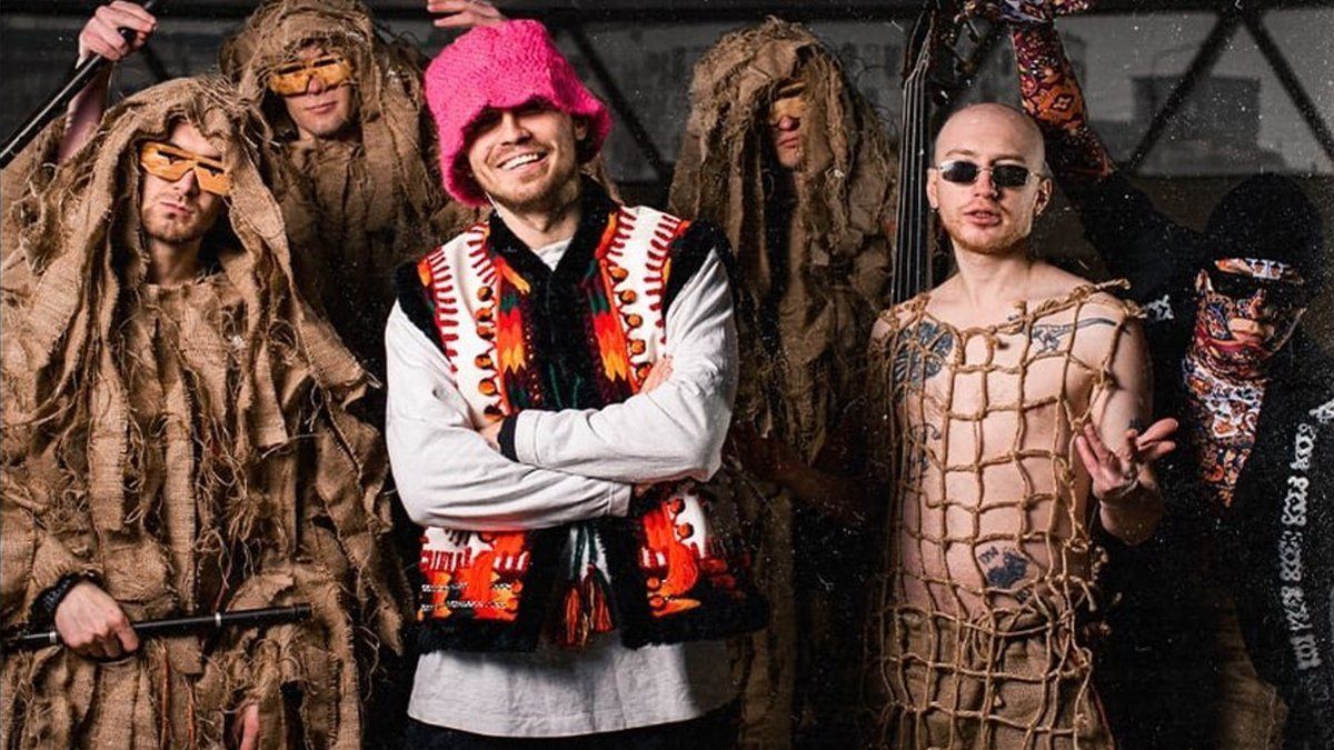 Во время поездки в Ирпень Kalush Orchestra исполнил «Стефанию» в плацкартном вагоне поезда