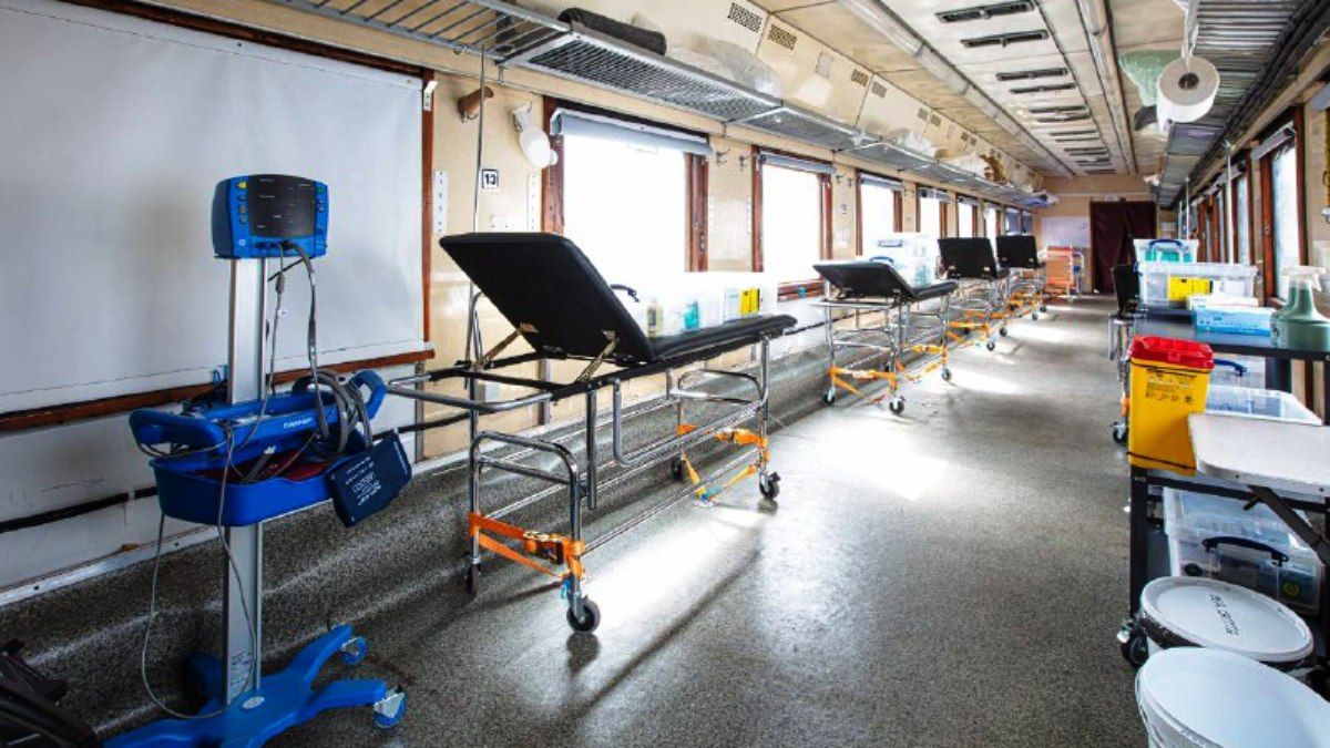 В Украине начал курсировать новый эвакуационный медпоезд с отдельным вагоном интенсивной терапии: как выглядит