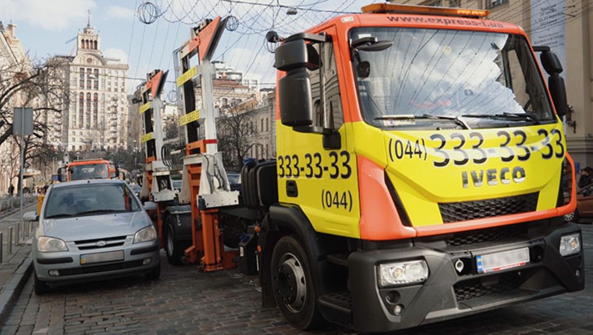 В Киеве с улиц продолжат эвакуировать автомобили: кому грозит штрафплощадка