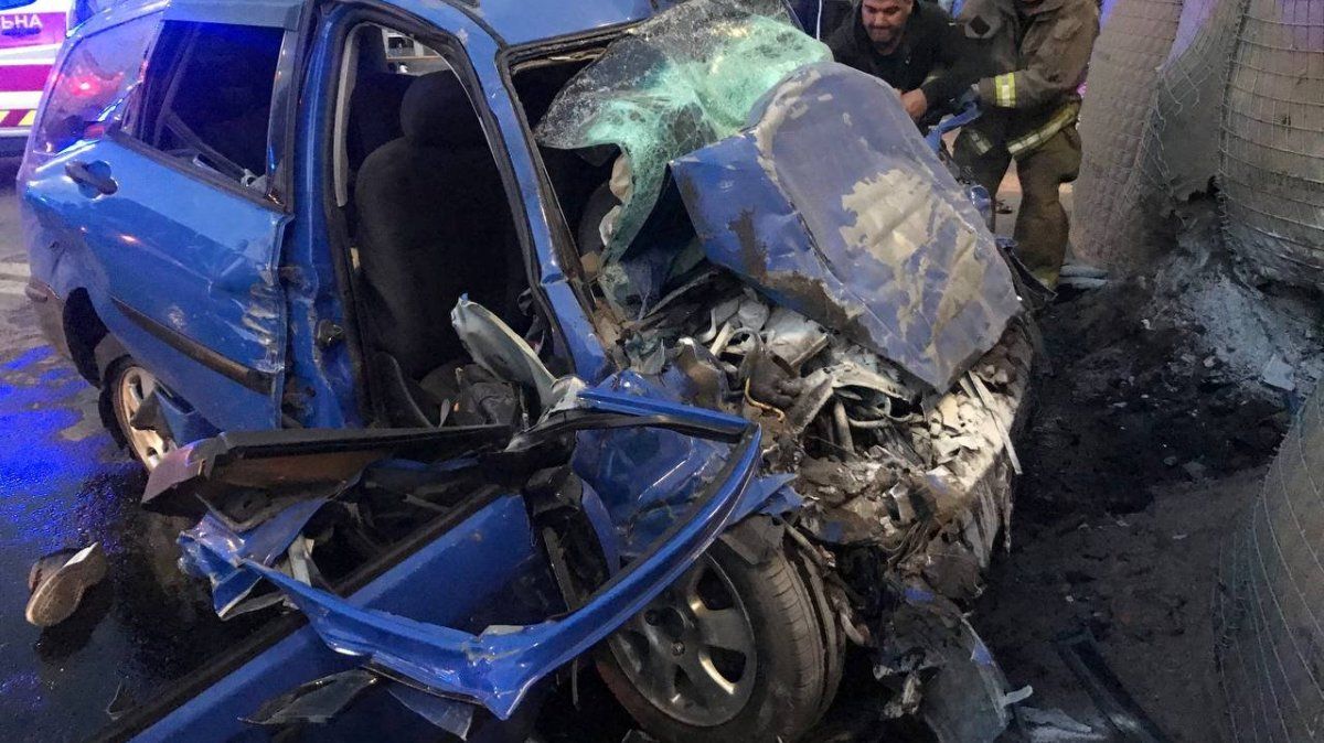 В Киеве Ford на скорости влетел в блокпост: погибли два человека