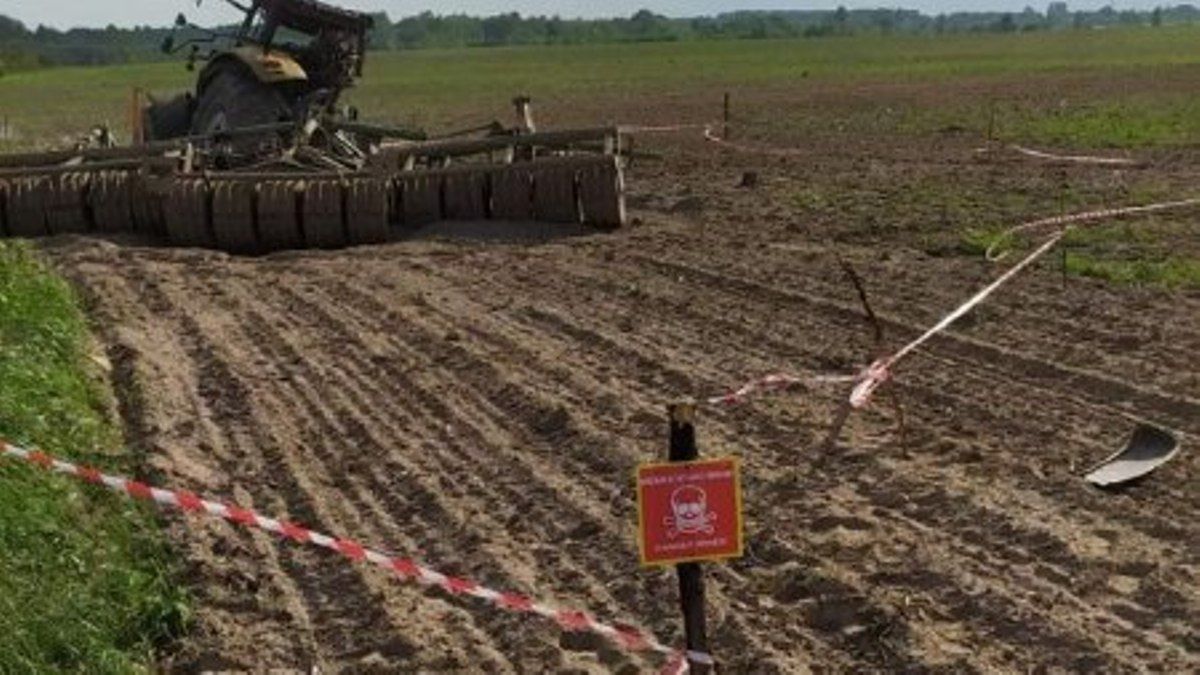 В поле под Киевом трактор подорвался на противотанковой мине
