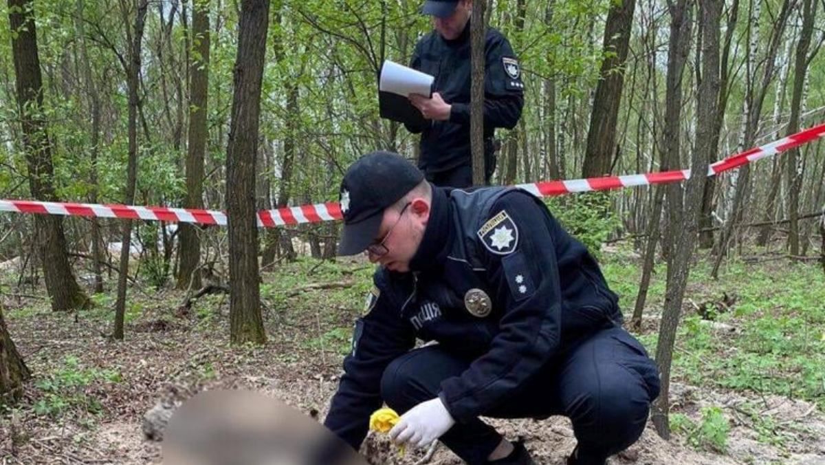 Связали руки и ноги, заклеили глаза: под Киевом продолжают находить тела убитых оккупантами местных жителей