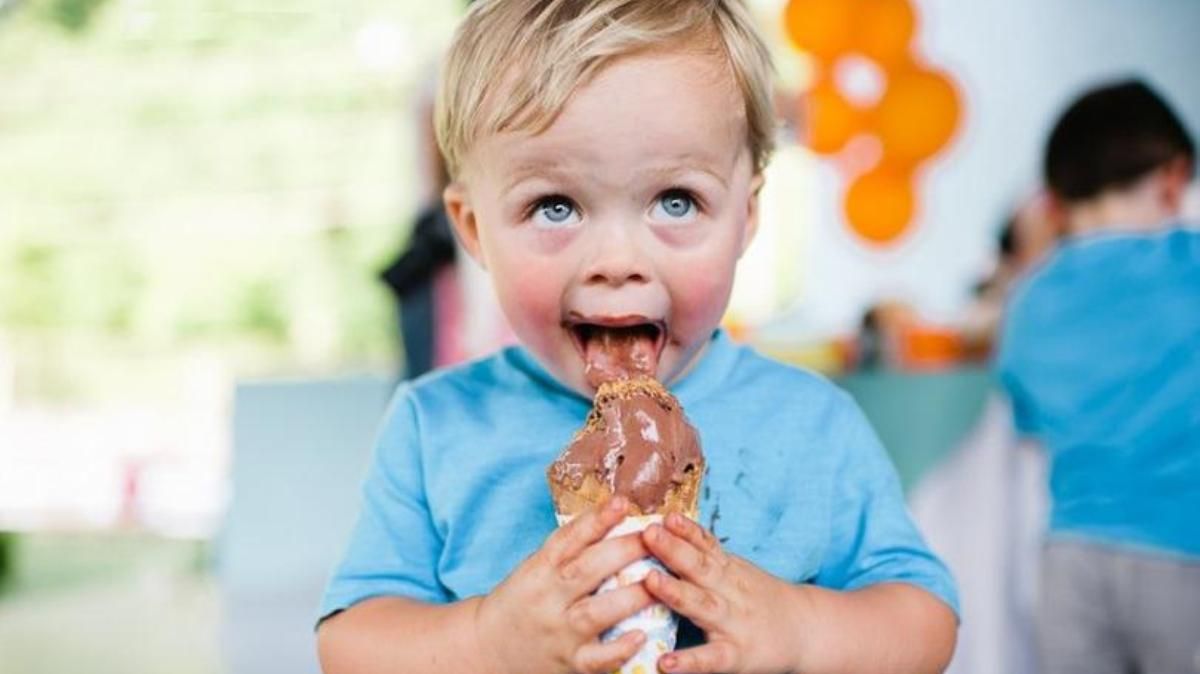 В Киеве детей будут бесплатно кормить мороженым: где и когда