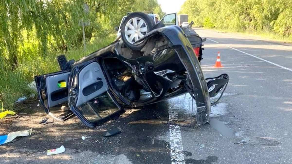 Под Киевом столкнулись Renault и Mercedes: есть погибшие и пострадавшие