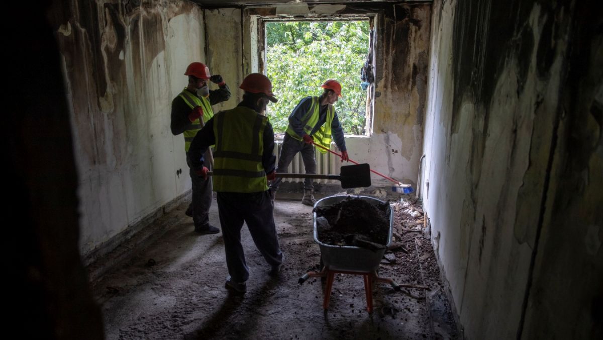 Как сейчас выглядит сгоревший от ракетного удара дом в Святошинском районе и когда его восстановят