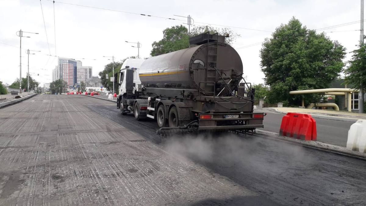 В Киеве на Льва Толстого появилось новое дорожное покрытие