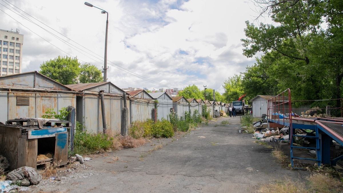 В Киеве снесут полсотни гаражей возле реки Лыбидь