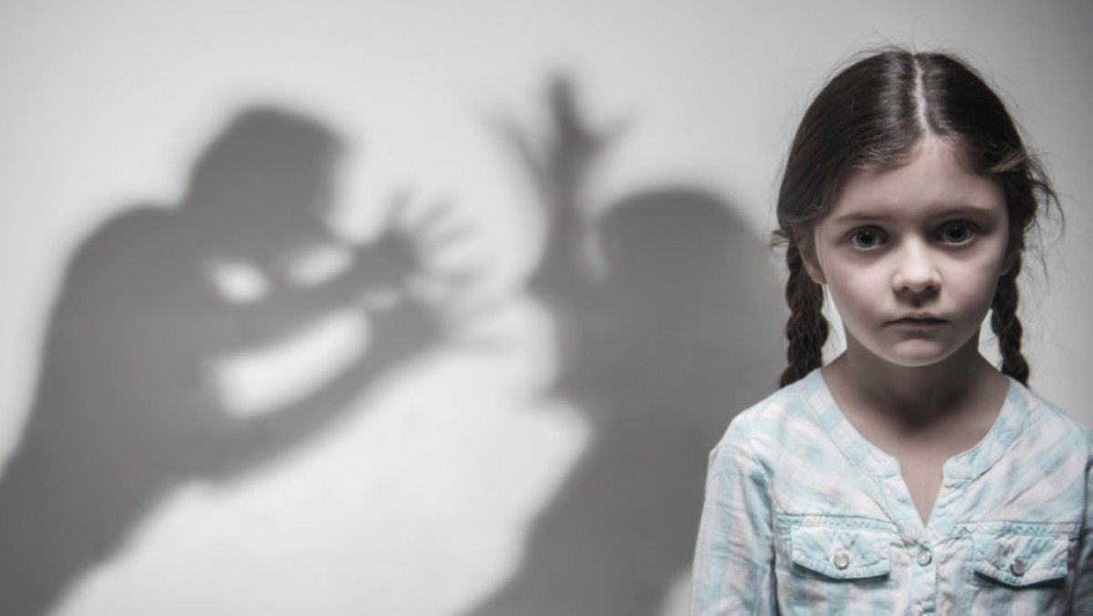 В Киеве мужчина на глазах у ребенка унижал и угрожал избить жену: ему грозит два года тюрьмы