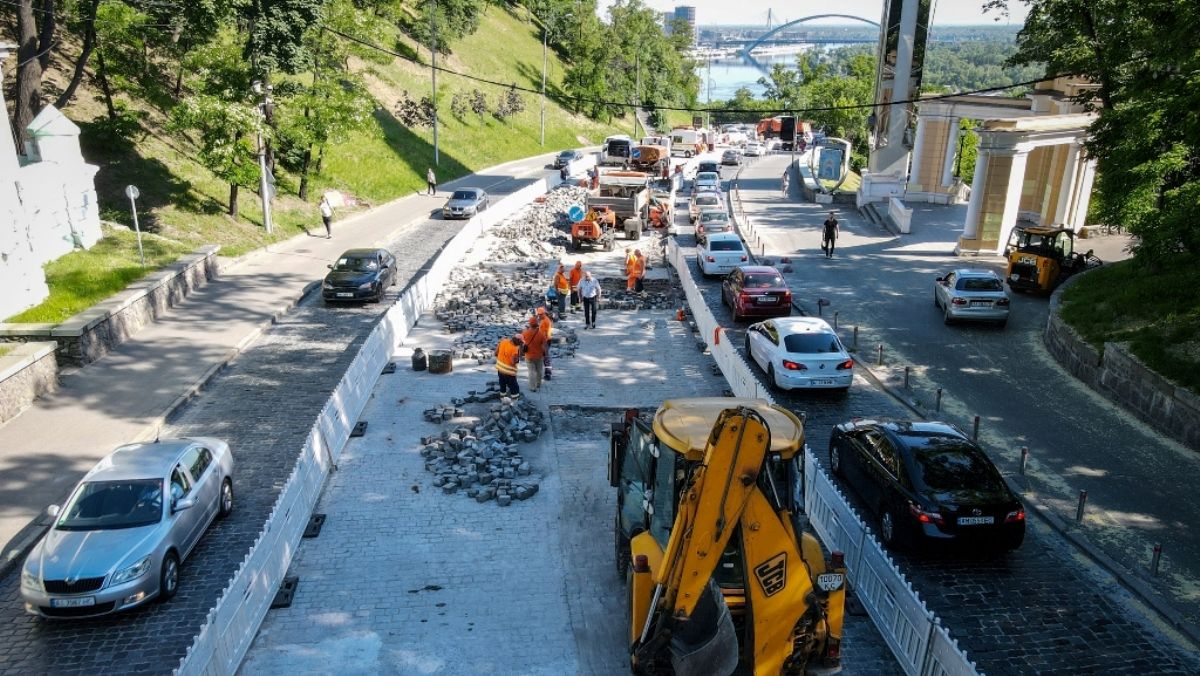 В Киеве продолжают ремонтировать дороги: какие улицы лучше объезжать