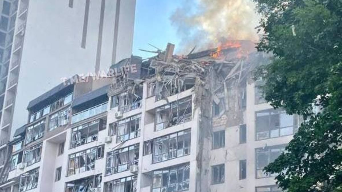 В Киеве вражеские ракеты попали в жилой дом и детский сад: под завалами есть люди